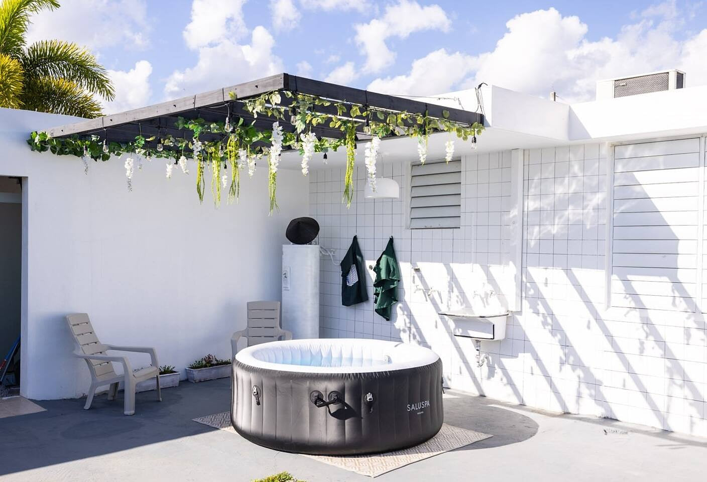 Spacious outdoor lounge with shaded pergola, dining space, and your private jacuzzi, ideal for relaxing evenings, grill sessions, and unwinding after exploring Coamo. A peaceful, stylish outdoor setup designed for fun and comfort.