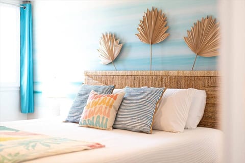 NEW Upgraded Condo, A/C, Oceanview + Parking