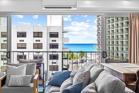 NEW Upgraded Condo, A/C, Oceanview + Parking