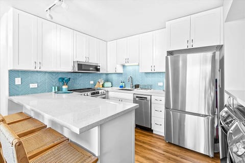 NEW Upgraded Condo, A/C, Oceanview + Parking