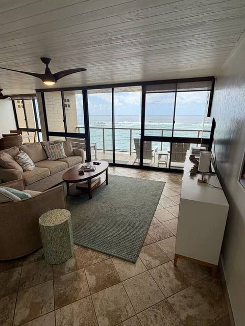 Oceanfront Paradise 2bd with A/C, Steps to Beaches