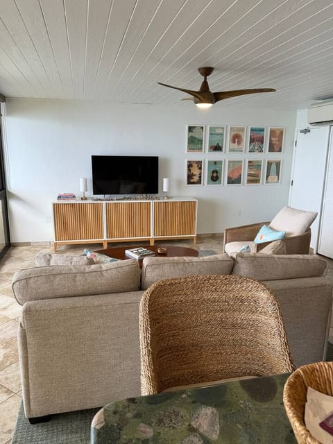 Oceanfront Paradise 2bd with A/C, Steps to Beaches