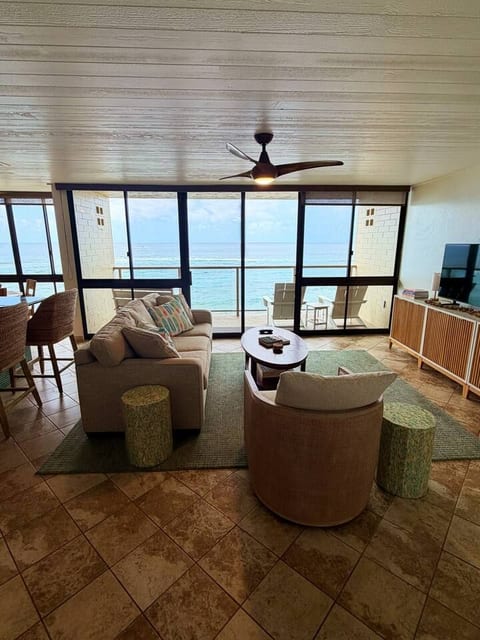 Oceanfront Paradise 2bd with A/C, Steps to Beaches