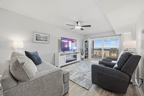 Ceiling fan, electric fireplace!