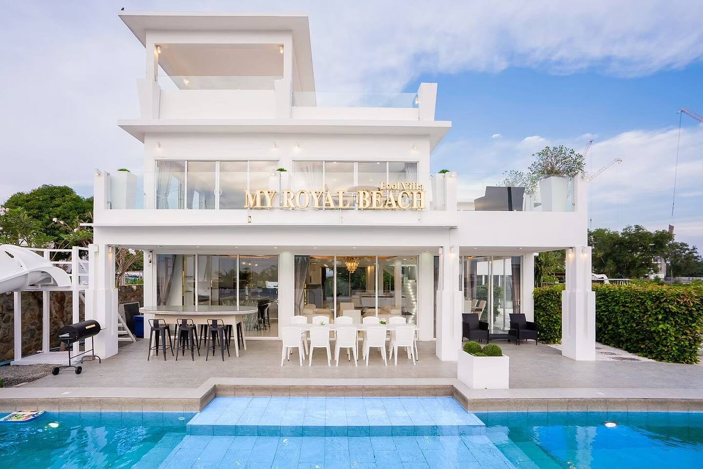 My Royal Beach Pool Villa – 10BR Modern Seafront