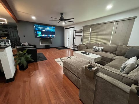 Modern Spacious 5-Bedroom Comfort Quarters