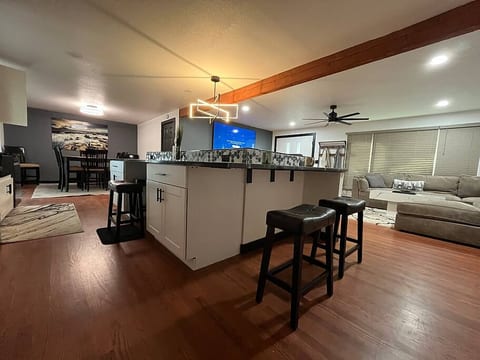 Modern Spacious 5-Bedroom Comfort Quarters