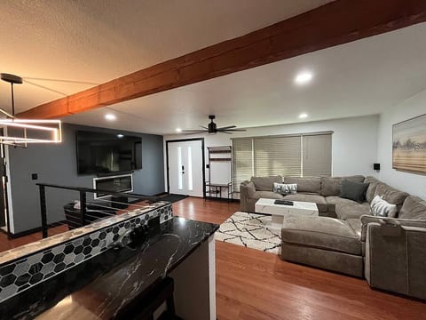 Modern Spacious 5-Bedroom Comfort Quarters