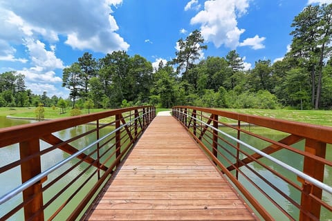Chic, Spacious & Clean • Safe Gated Neighborhood image 5