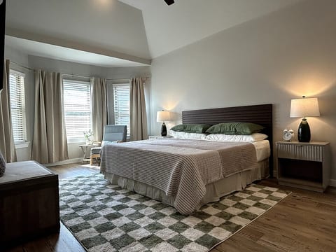 Chic, Spacious & Clean • Safe Gated Neighborhood image 2