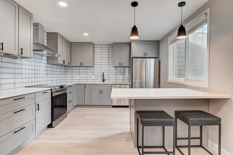 KITCHEN BAR