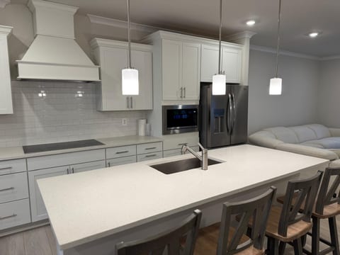 $600 / 3br - 2555ft2 - Seaside Serenity Townhouse