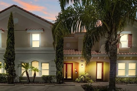 Enjoy the neighborhood of luscious, well maintained landscapes and palm trees.