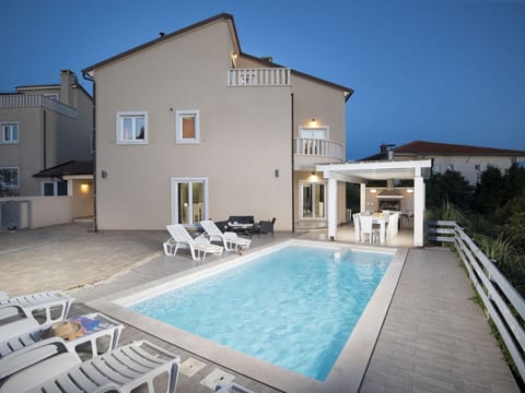 8-Schlafzimmer-Villa Bianca mit Pool, Sauna, Bil