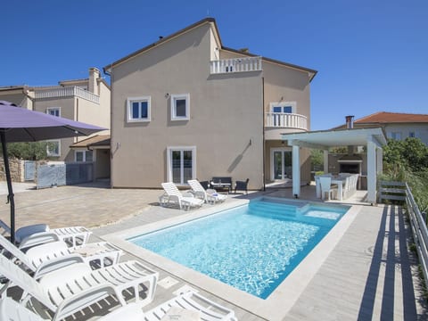 8-Schlafzimmer-Villa Bianca mit Pool, Sauna, Bil