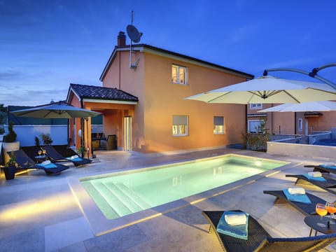 Ferienvilla mit Garten, Grill und Terrasse