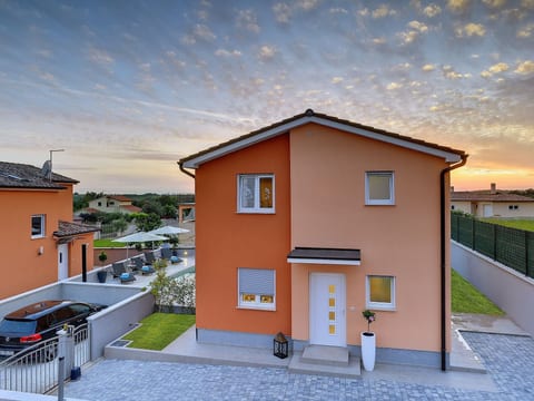 Ferienvilla mit Garten, Grill und Terrasse