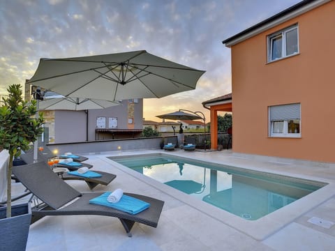 Ferienvilla mit Garten, Grill und Terrasse