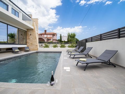 Schöne Villa im Dorf Ližnjan