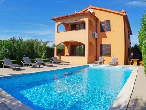 mit privatem Pool und Garten