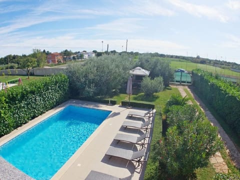 mit privatem Pool und Garten