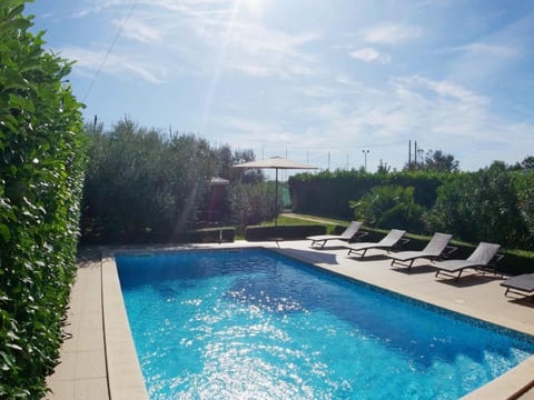 mit privatem Pool und Garten