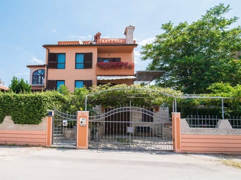 Elegantes Familienappartement mit privatem Pool