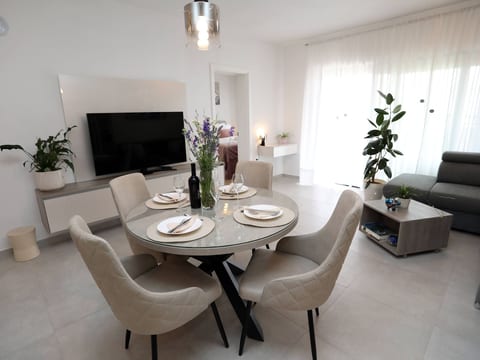 Luxus-Appartement mit Jacuzzi, Parkplatz und Garten