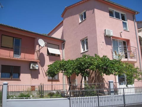 "Neue Wohnung" mit Privatparkplatz