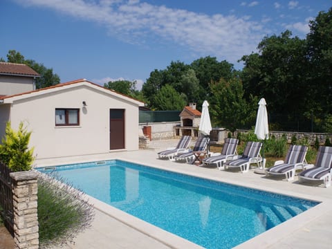 Geräumiges Ferienhaus mit 4 Schlafzimmern und privatem Pool