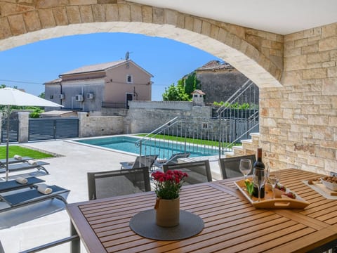 Villa Grande, klimatisiert und mit Pool in Jursici