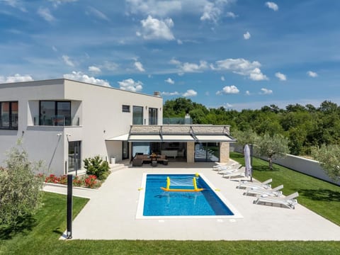 Villa EmMa mit 5 Schlafzimmern und beheiztem Pool