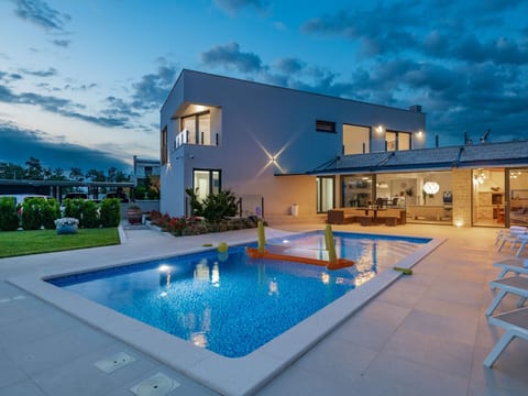 Villa EmMa mit 5 Schlafzimmern und beheiztem Pool