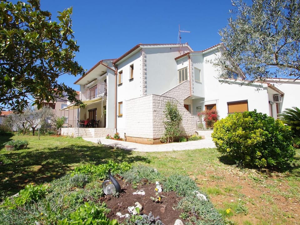 Geräumige Wohnung mit schöner Terrasse und Garten - Bokordići