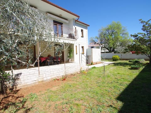 Geräumige Wohnung mit schöner Terrasse und Garten