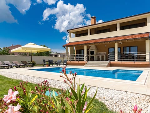 Beeindruckende Luxusvilla mit beheiztem Privatpool