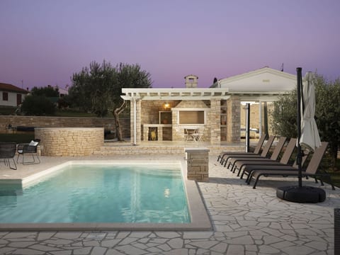 Villa Piccolo Paradiso mit beheiztem Pool