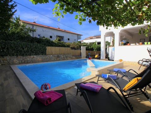 Lili mit Pool, Grill und Parkplatz