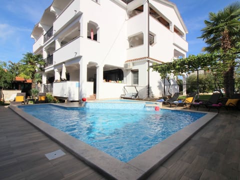 Lili mit Pool, Grill und Parkplatz