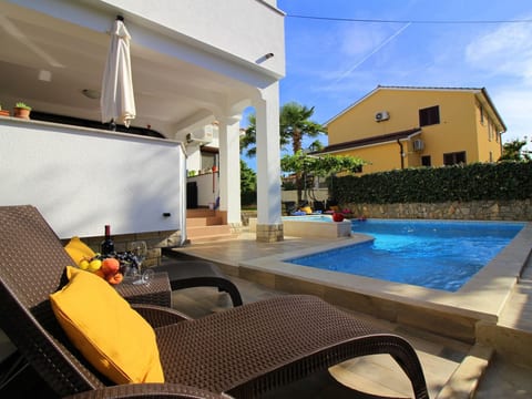 Lili mit Pool, Grill und Parkplatz