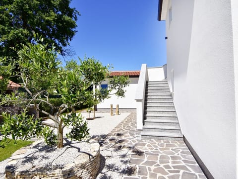 Apartment 2 in einer neuen Villa mit Pool in ruhiger Lage