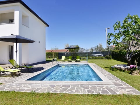 Apartment 2 in einer neuen Villa mit Pool in ruhiger Lage