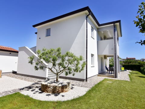 Apartment 2 in einer neuen Villa mit Pool in ruhiger Lage