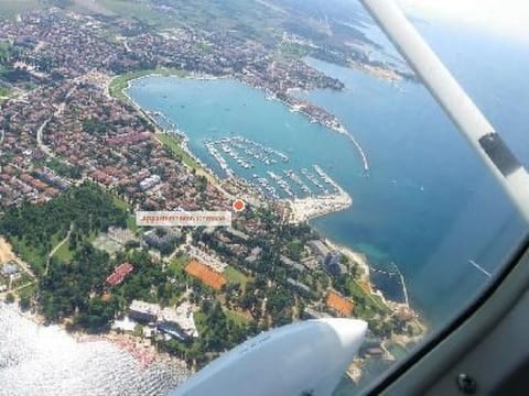 mit Blick auf das Wasser