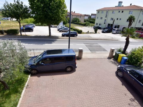 mit Terrasse