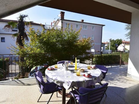 Große Wohnung in Umag mit Terrasse und Grill