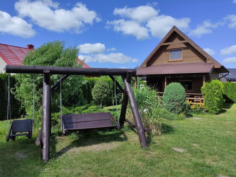Modernes Ferienhaus in Biebrowo mit Grill, Garten und Terrasse