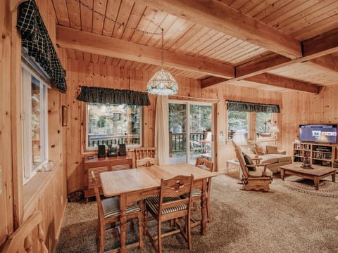 Hübsche Hütte mit Holzofen und haustierfreundlic