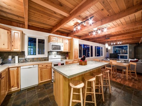 Neu gestaltete Hütte mit Whirlpool, Holzofen, Wi