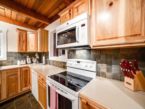 Neu gestaltete Hütte mit Whirlpool, Holzofen, Wi